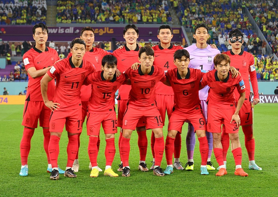 한국시간으로 지난 6일 카타르 도하 974스타디움에서 열린 2022 카타르 월드컵 16강전 대한민국과 브라질의 경기 전 한국 대표팀 선수들이 사진을 촬영하는 모습. 〈사진-연합뉴스〉