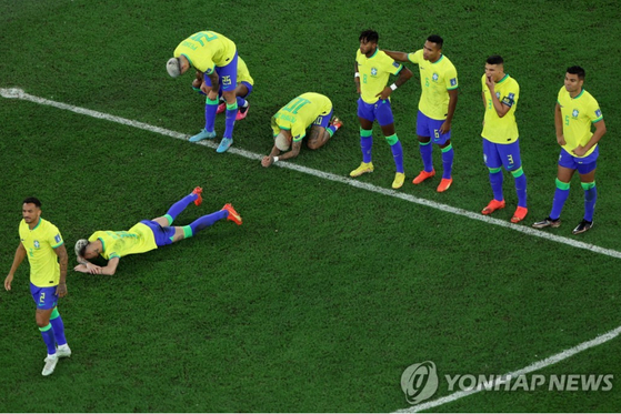 브라질이 크로아티아와의 8강전에서 승부차기 끝에 패배했다. 8강 탈락에 망연자실하는 브라질 축구대표팀 선수들 〈사진=AFP 연합〉