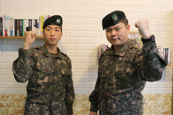 한정휘 중사(왼쪽)와 최지훈 하사 〈사진=육군 28사단 제공〉