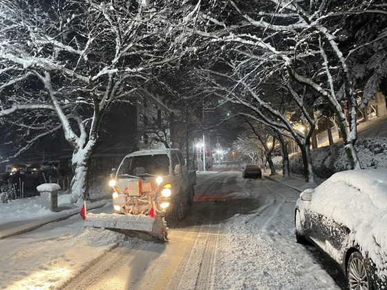 밤사이 충북 충주시에 많은 눈이 내린 가운데 오늘(14일) 새벽 도로 제설 작업을 하는 모습. 〈사진-충주시〉