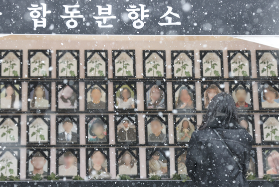 지난 15일 오후 서울 용산구 녹사평역 광장에 10·29 이태원참사 유가족협의회와 10·29 이태원참사 시민대책회의가 마련한 시민분향소에서 한 시민이 희생자를 추모하고 있다. 〈사진=연합뉴스〉