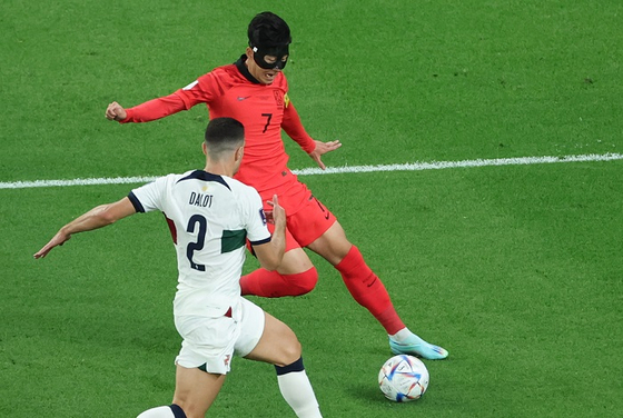 손흥민이 카타르 월드컵 포르투갈전에서 공격을 펼치고 있다. 〈사진=연합뉴스〉 