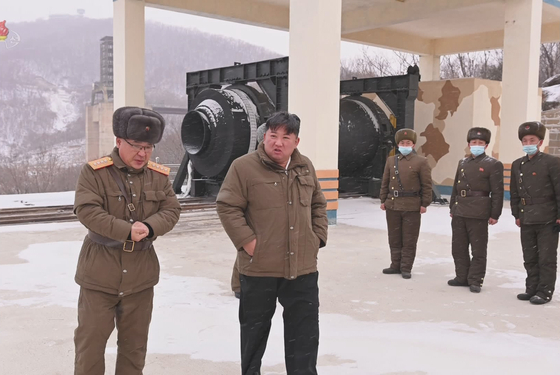 북한이 고체연료를 사용하는 신형 대륙간탄도미사일(ICBM)을 개발하기 위한 것으로 보이는 고출력 로켓엔진 시험에 성공했다고 밝혔다. 이 자리엔 김정은 위원장이 참석했다. (출처=조선중앙TV)