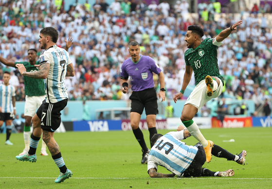 지난달 22일(현지시간) 2022 카타르 월드컵 조별리그 아르헨티나와 사우디아라비아 경기에서 사우디의 살림 다우사리가 역전골이 들어가는 장면에서 눈을 떼지 못 하고 있다. 〈사진=연합뉴스〉