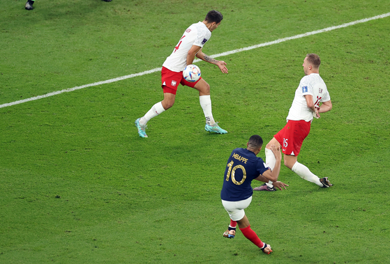 한국 시간 5일 2022 카타르 월드컵 16강전 프랑스와 폴란드 경기에서  프랑스 음바페가 팀의 두번째 골을 넣고 있다. 〈사진=연합뉴스〉