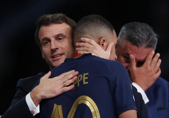 18일(현지시간) 2022 카타르 월드컵 결승전 경기가 끝난 뒤 에마뉘엘 마크롱 프랑스 대통령이 킬리안 음바페와 포옹하고 있다. 〈사진=로이터 연합뉴스〉