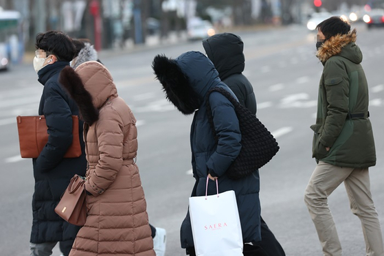 아침 기온이 하루 새 5~15도 떨어진 지난 14일 오전 서울 광화문네거리에서 시민들이 횡단보도를 건너는 모습. 〈사진-연합뉴스〉