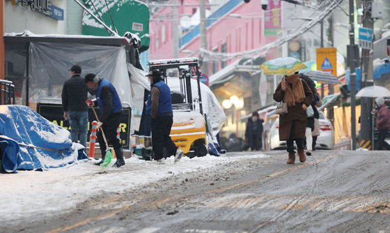 21일 오전 서울 중구 약수동의 한 이면도로에서 시민들이 조심히 걷고 있다. 〈사진=연합뉴스〉