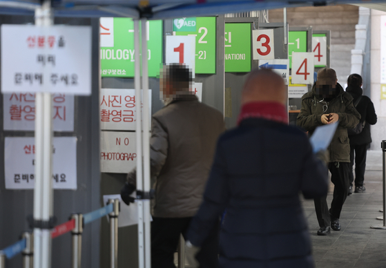 지난 20일 오전 서울 용산구보건소 코로나19 선별진료소에서 시민들이 코로나19 검사를 받기 위해 이동하고 있다. 〈사진=연합뉴스〉