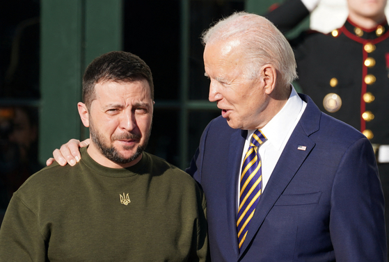 볼로디미르 젤렌스키 우크라이나 대통령(왼쪽)과 조 바이든 미국 대통령. 〈사진=로이터 연합뉴스〉
