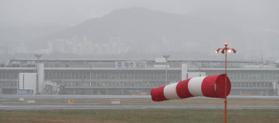 제주공항에 급변풍과 강풍특보가 발효된 22일 오후 공항 활주로에 눈보라가 치고 있다.     이날 오후 대부분의 항공편은 결항했다. 〈사진=연합뉴스〉