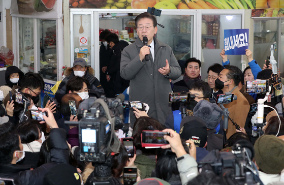 더불어민주당 이재명 대표가 22일 경북 안동시 중앙신시장을 방문한 자리에서 지지자와 시민들에게 인사말을 하고 있다. 〈사진=연합뉴스〉