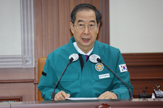 한덕수 국무총리가 23일 정부서울청사에서 열린 코로나19 중대본 회의를 주재하고 있다. 정부가 이날 코로나19 중대본 회의를 거쳐 실내 마스크 의무 조정안을 확정해 발표한다. 〈사진=연합뉴스〉