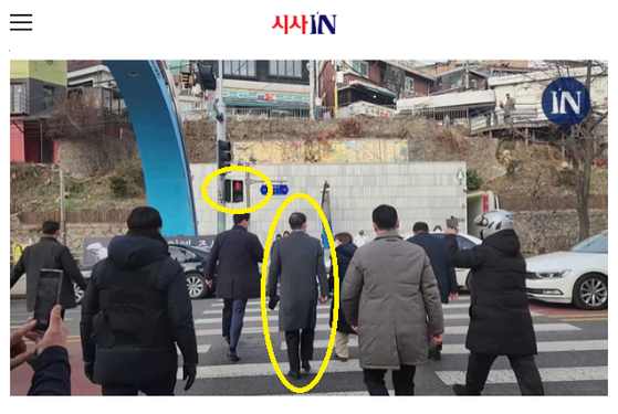 지난 19일 오후 2시 30분쯤 이태원 참사 희생자 시민분향소를 찾은 한덕수 국무총리가 유족의 항의를 받은 후 현장을 떠나는 과정에서 무단횡단을 한 점이 포착됐다. 23일 총리실은 (한 총리가) 결국 범칙금을 납부했다고 입장자료를 내고 밝혔다. 무단횡단 범칙금은 보통 2만~3만원 정도 부과되는 것으로 알려졌다. 〈사진=시사인 홈페이지 캡처〉