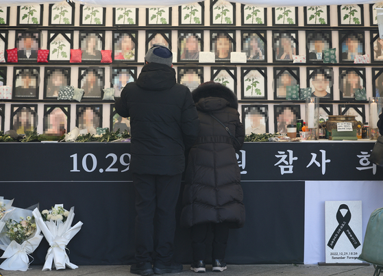 18일 오후 서울 용산구 녹사평역 광장에 마련된 10·29 이태원 참사 희생자 시민분향소를 찾은 희생자 가족이 영정을 보며 흐느끼고 있다. 〈사진=연합뉴스〉