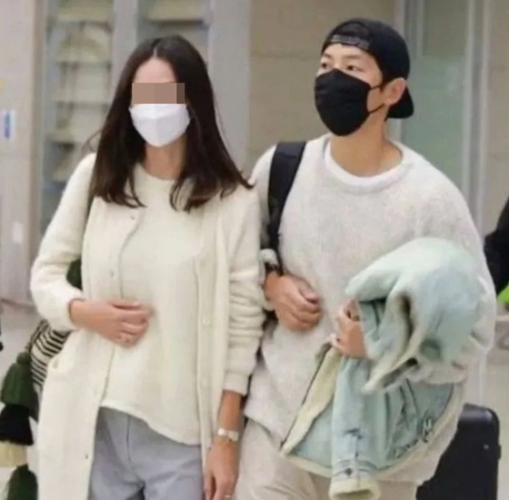 송중기와 여자친구 공항 입국 모습 〈사진=SNS〉
