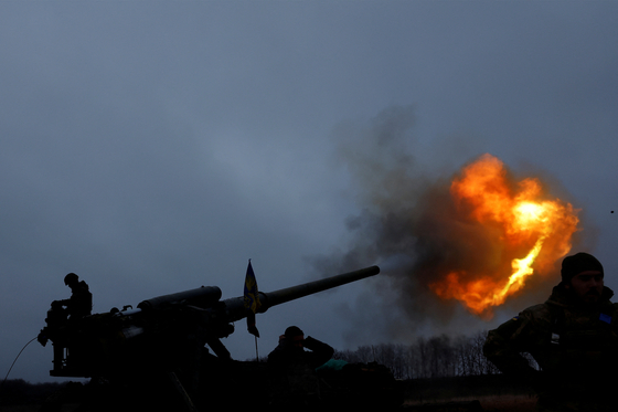 지난 26일 우크라이나 바흐무트에서 우크라이나군이 러시아군을 향해 공격하고 있다. 〈사진=연합뉴스〉