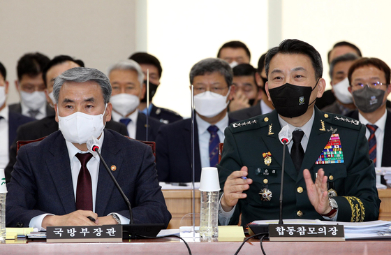 김승겸 합동참모의장(오른쪽)이 지난 10월 24일 오후 국회에서 열린 국방위원회 국정감사에서 의원들의 질문에 답하고 있는 모습. 왼쪽은 이종섭 국방부 장관. 〈사진=연합뉴스〉