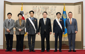 尹, '오겜' 이정재·황동혁 감독에 금관문화훈장 수여