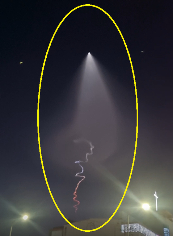 경기도 하남에서 JTBC 시청자에 의해 촬영된 미확인 비행체 사진. 국방부는 이에 대해 국방과학연구소(ADD)의 고체추진 우주발사체 시험비행으로 인한 것이라고 밝혔다. 〈사진=JTBC 시청자 제보〉 