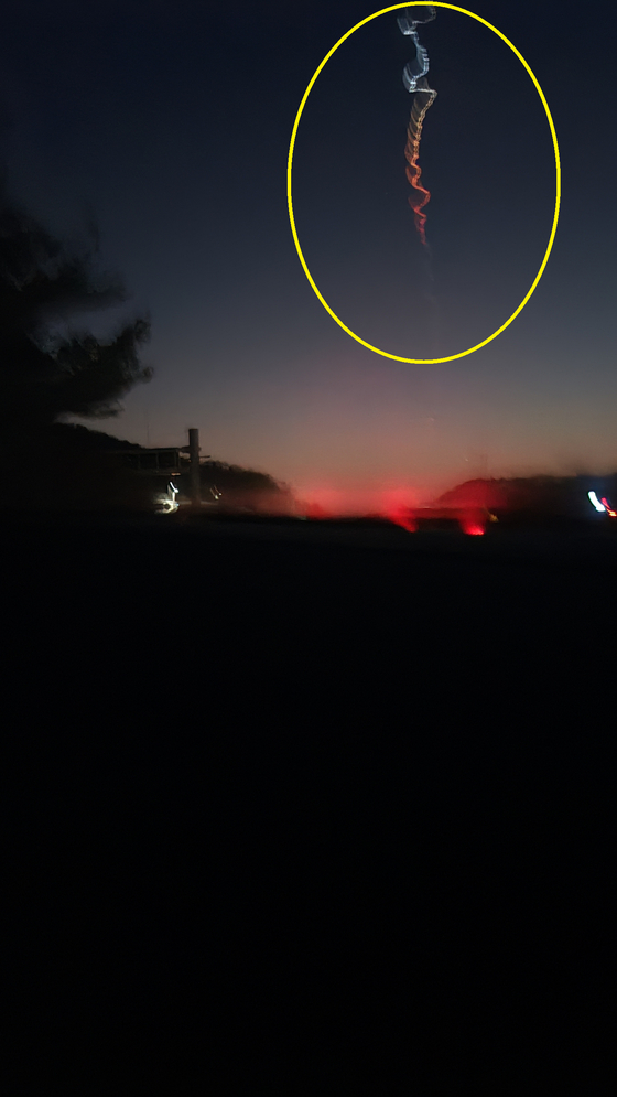 한 JTBC 시청자가 찍은 사진. 이 시청자는 ″과천 의왕간 고속도로 월암 IC인근 하늘에서 비행물체가 지나간 흔적이 보여 제보한다″고 전했다. 〈사진=JTBC 시청자 제보〉