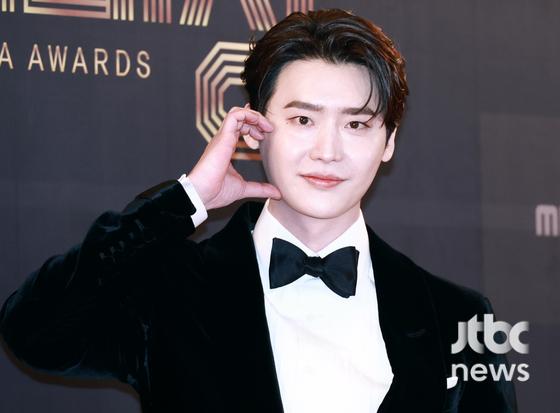 배우 이종석이 30일 오후 서울 마포구 상암동 MBC 미디어센터에서 열린 `2022 MBC 연기대상` 레드카펫 행사에 참석해 포즈를 취하고 있다.  김현우 엔터뉴스팀 기자 kim.hyunwoo3@jtbc.co.kr (콘텐트비즈니스본부)