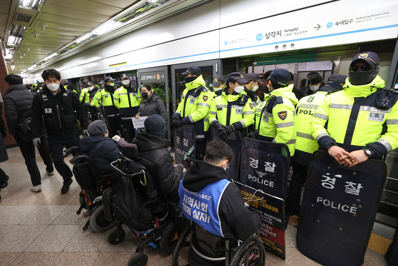 전국장애인차별철폐연대(전장연) 회원들이 2일 오전 서울 지하철 4호선 삼각지역 승강장에서 지하철 탑승을 시도하고 있다. 〈사진=연합뉴스〉