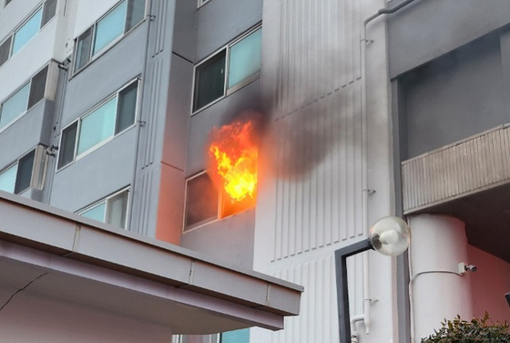7일 오전 울산시 북구 한 아파트에서 화재가 발생해 창문 밖으로 불이 치솟고 있다. 〈사진=울산소방본부 제공〉