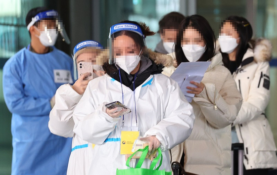 5일 오전 인천국제공항 제1여객터미널 입국장에 중국발 항공기 탑승자들이 방역 관계자들의 안내를 받으며 이동하고 있다. 〈사진=연합뉴스〉