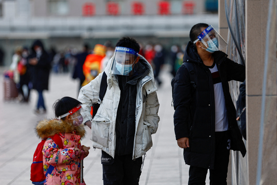 중국 베이징 시민들이 마스크 등을 하고 거리를 걷고 있다. 〈사진=로이터 연합뉴스〉