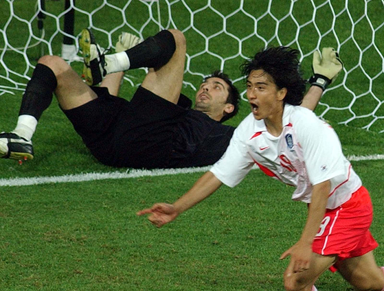2002 월드컵 16강전, 안정환의 페널티킥을 막았던 부폰은 결국 안정환의 연장전 골든골로 무너졌습니다. (사진=연합뉴스)