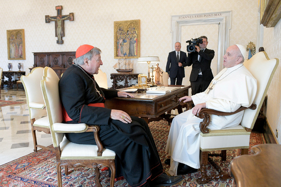 조지 펠 추기경(왼쪽)과 프란치스코 교황. 〈사진=로이터 연합뉴스〉