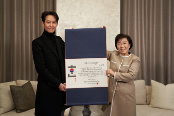 '헌트' 이정재, 한국 이미지 디딤돌상 “한류 중심 우뚝“ 