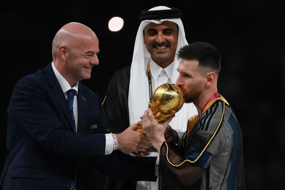 인판티노 FIFA 회장이 월드컵 우승컵을 메시에게 전달하고 있습니다. (사진=AFP연합뉴스)