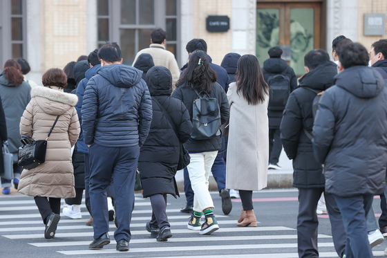 지난해 12월 5일 오전 서울 광화문네거리에서 시민들이 횡단보도를 건너고 있다. 〈사진=연합뉴스〉