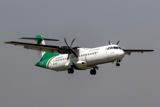 지난해 4월 16일 예티항공 ATR 72-500가 네팔 카트만두 공항에 착륙하고 있다. 〈사진=로이터 연합뉴스〉