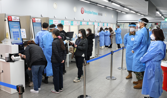 지난 5일 오전 인천국제공항 제1여객터미널 코로나19 검사센터에서 입국자들이 검사를 접수하고 있다. 〈사진=연합뉴스〉