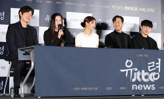 11일 오후 서울 용산구 CGV 용산아이파크몰점에서 영화 '유령' 언론시사회가 열렸다.  이해영 감독과 배우 설경구, 이하늬, 박소담, 박해수, 서현우가 참석했다.  박세완 엔터뉴스팀 기자 park.sewan@jtbc.co.kr (콘텐트비즈니스본부)