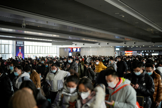 지난 16일 중국 상하이 한 기차역에서 사람들이 열차에 탑승하기 위해 기다리고 있다. 〈사진=로이터 연합뉴스〉