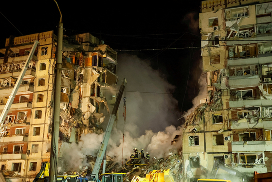 지난 15일 러시아의 미사일로 파괴된 우크라이나 드니프로 한 아파트 모습. 〈사진=로이터 연합뉴스〉