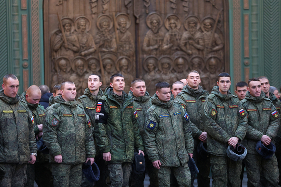 기사 이해를 돕기 위한 자료 사진. 지난 15일 러시아 군인들이 모스크바 한 성당에서 예배에 참석해 있다. 〈사진=로이터 연합뉴스〉