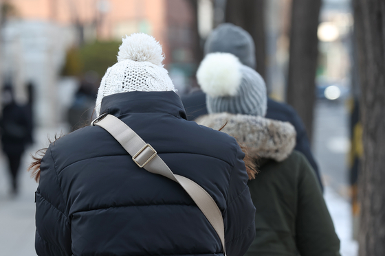 지난해 12월 22일 오후 서울 종로구 북촌로에서 모자를 쓴 시민이 이동하고 있다. 〈사진=연합뉴스〉