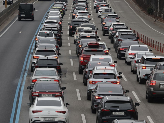 설날인 어제(22일) 오전 경부고속도로 서울 잠원IC 부근 하행선(오른쪽)에 차량들이 줄지어 늘어서 있는 모습. 〈사진-연합뉴스〉