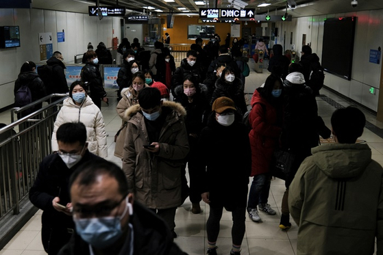 지난 16일 중국 베이징 지하철역. 〈사진-로이터·연합뉴스〉