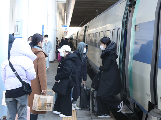 시민들이 KTX 열차에 오르내리고 있다. 〈사진=연합뉴스〉