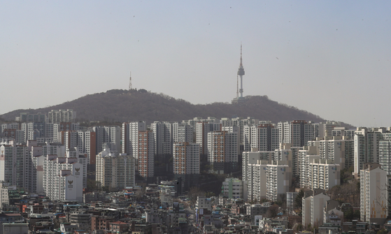 지난 16일 서울 응봉산에서 바라본 시내 아파트 단지 모습. 〈사진=연합뉴스〉