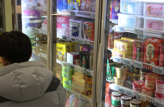 지난해 2월 22일 오후 서울 시내 한 대형마트에 아이스크림 판매대 모습. 〈사진=연합뉴스〉