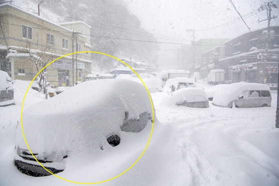 지난 24일 경북 울릉에 많은 눈이 내린 가운데 차가 눈에 파묻혀 있다. 〈사진=울릉군 제공·연합뉴스〉