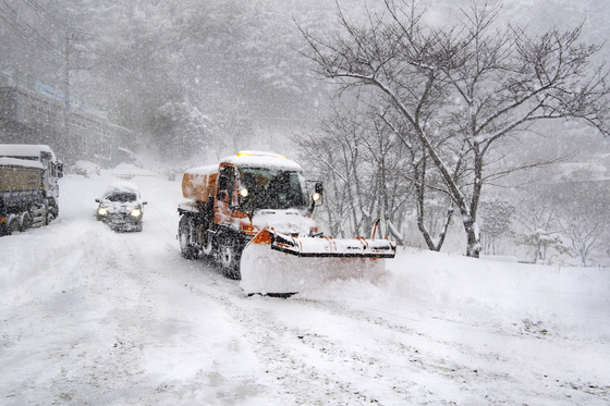 지난 24일 경북 울릉에 많은 눈이 내린 가운데 울릉군이 제설차를 이용해 눈을 치우고 있다. 〈사진=울릉군 제공·연합뉴스〉