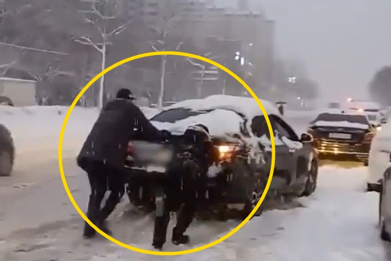 폭설이 쏟아지면서 순식간에 도로에 갇힌 운전자들을 1시간 넘게 도운 이들의 선행이 시민의 제보로 뒤늦게 전해졌다. 〈사진=광주경찰청 페이스북 영상 캡처〉